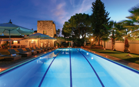 Piscina y la propiedad al anochecer